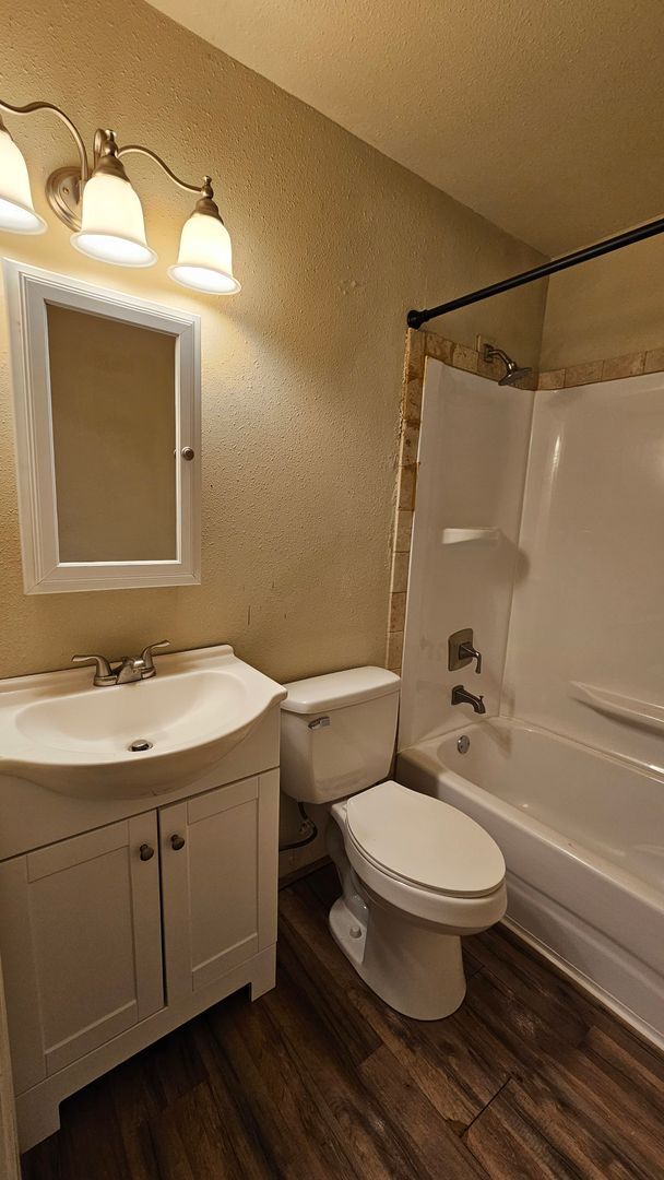 Building Photo - 3 bedroom, 1 bath, NEW hardwood floors!