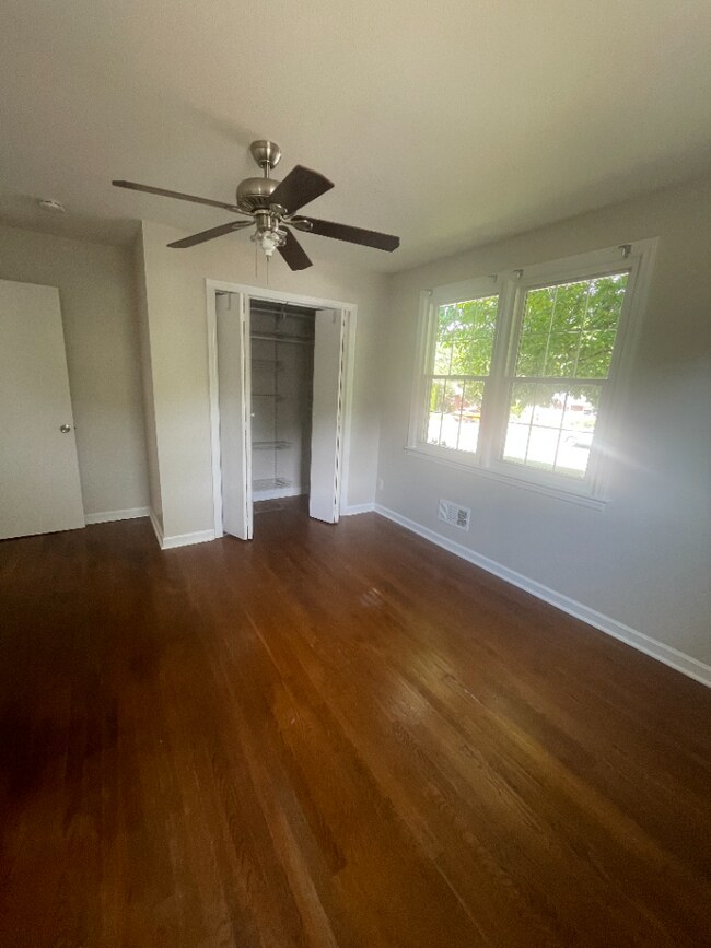 Building Photo - 4 bedroom house with fenced in yard and storage galore 8 minutes from Liberty University and Ward...