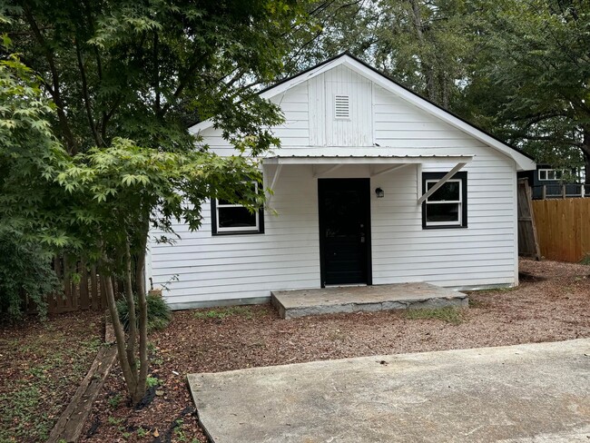 Building Photo - Fantastic cottage in Normal  Town