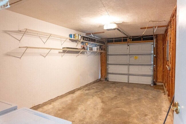 Building Photo - 3223 Albert Dr