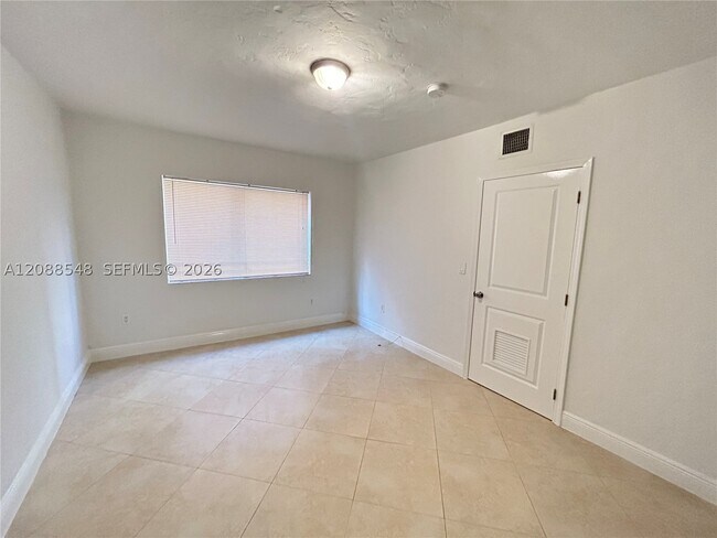 Building Photo - 2880 Pine Tree Dr