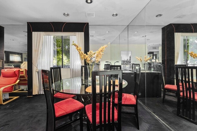 Building Photo - 540 N W Knoll Dr