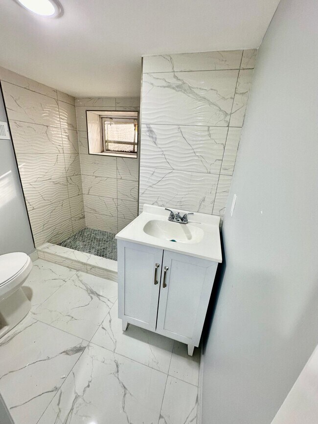 Building Photo - 170 W 10th St