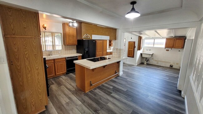 Building Photo - Large 3 Bedroom 2 Bath House!