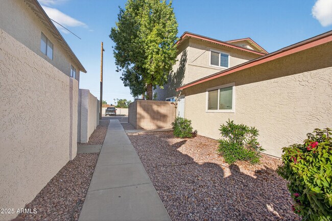 Building Photo - 860 E Brown Rd