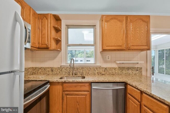 Building Photo - 4038 Poplar St