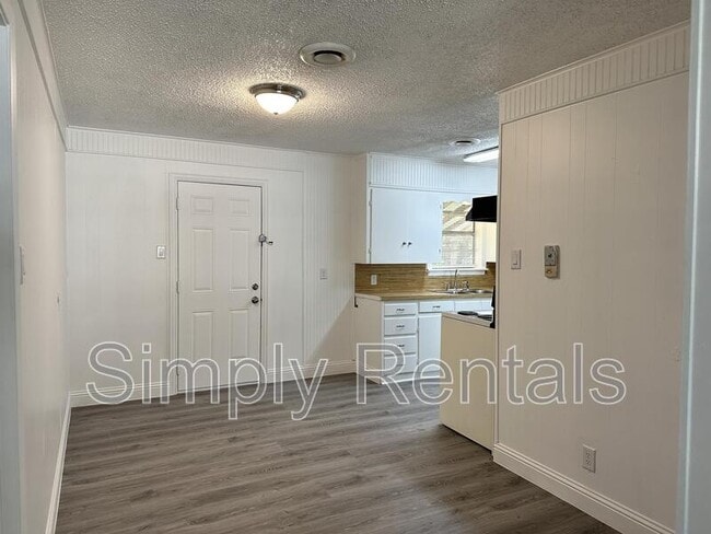 Building Photo - Poplar St 3211