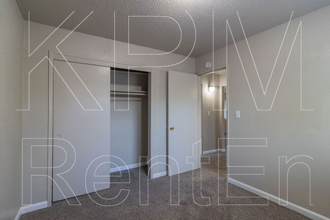 Building Photo - 206 Goya Dr