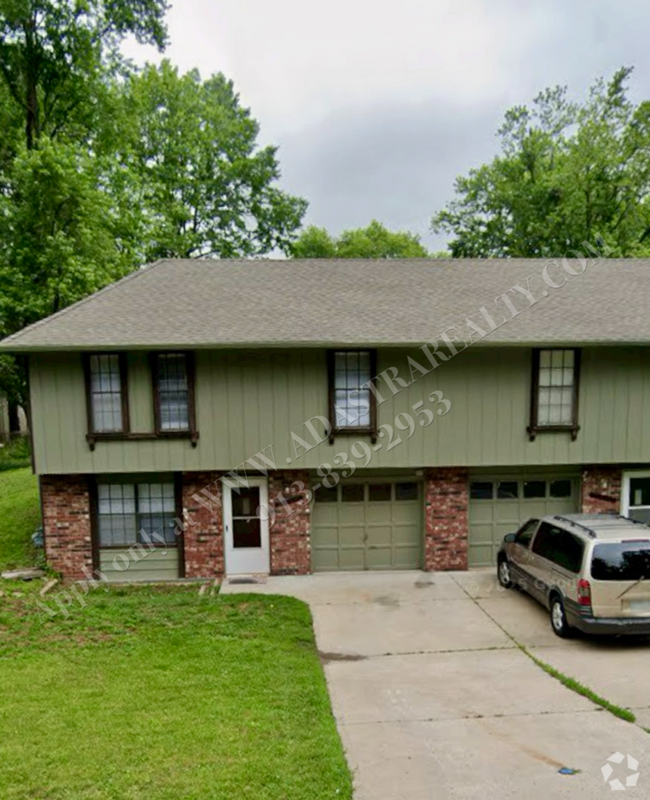 Building Photo - Cozy 3 Bed 1 Bath Duplex in KCMO-Available...