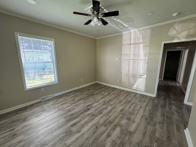 Building Photo - MOVE-IN READY!