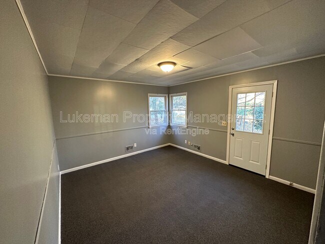 Building Photo - 714 Village St