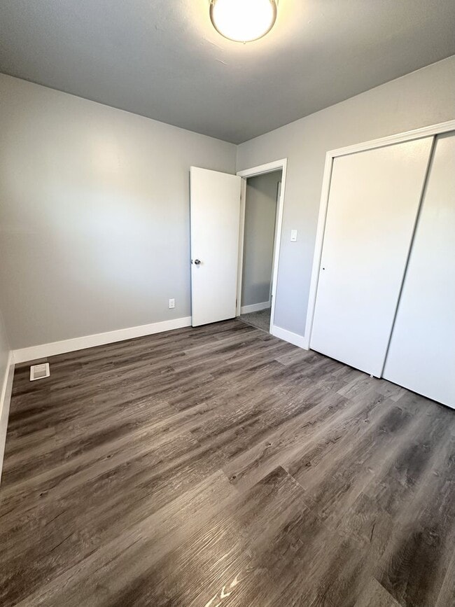 Building Photo - Beautifully Fully Updated 3-Bedroom End Unit Townhome
