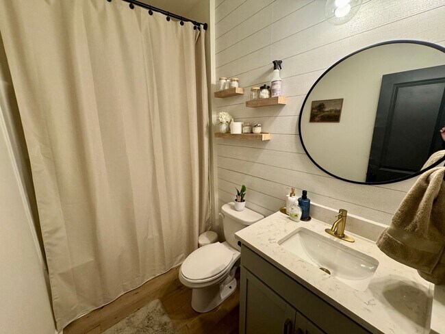 Building Photo - Beautiful 5BR/3BA Home in Roberta Ridge