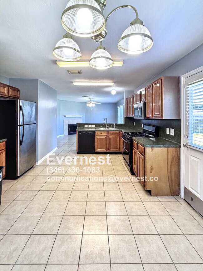 Building Photo - 3-Bedroom Home with Scenic Community Ameni...