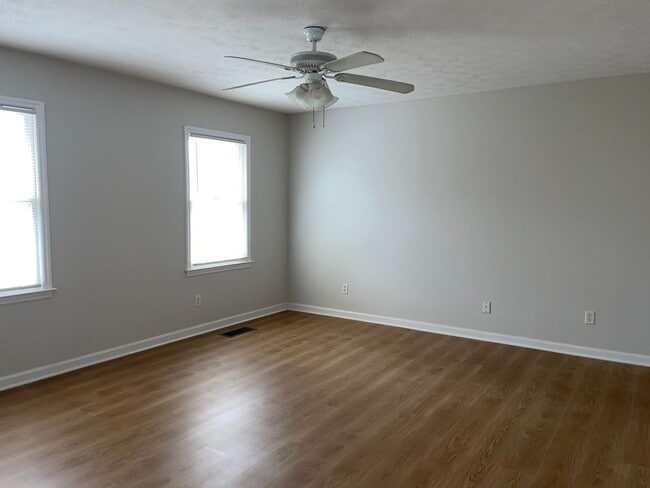 Building Photo - Spacious Updated 3 Bed/2 Bath Situated on a Private Lot!