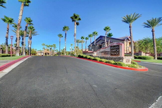 Building Photo - Beautiful downstairs 3 bdrm 2 Bath Condo w...