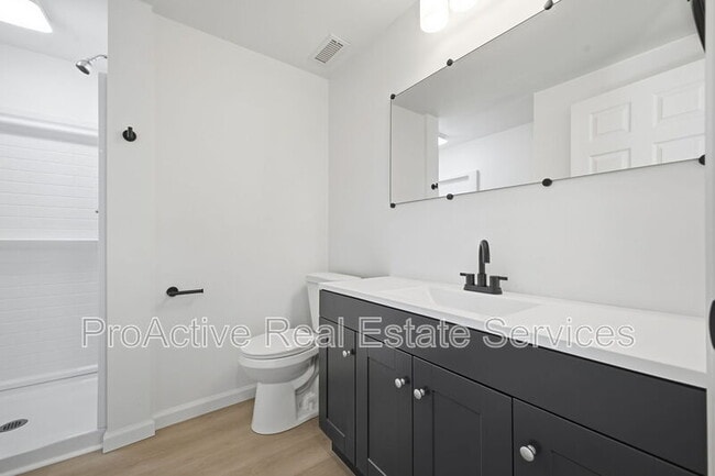 Building Photo - 828 W 42nd St