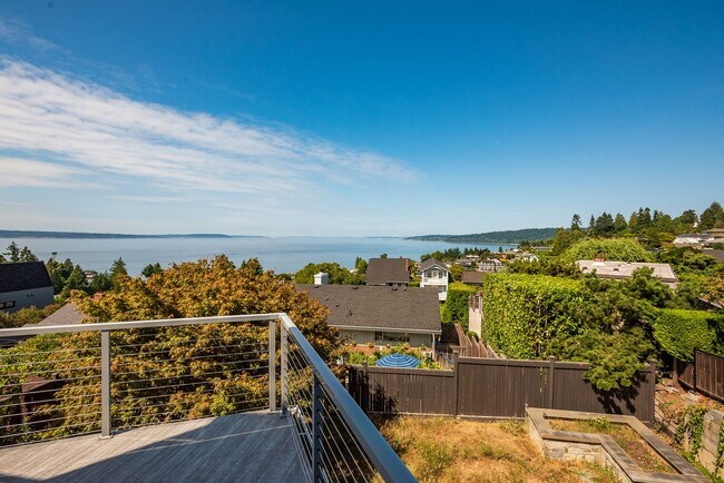 Building Photo - Stunning North Beach 4 bedroom, 3.5 bath with breathtaking view.