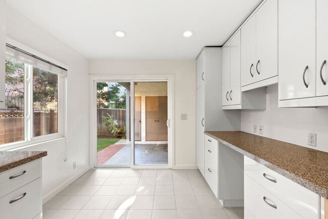 Building Photo - Gorgeous 3+3 Private Single Family Townhou...