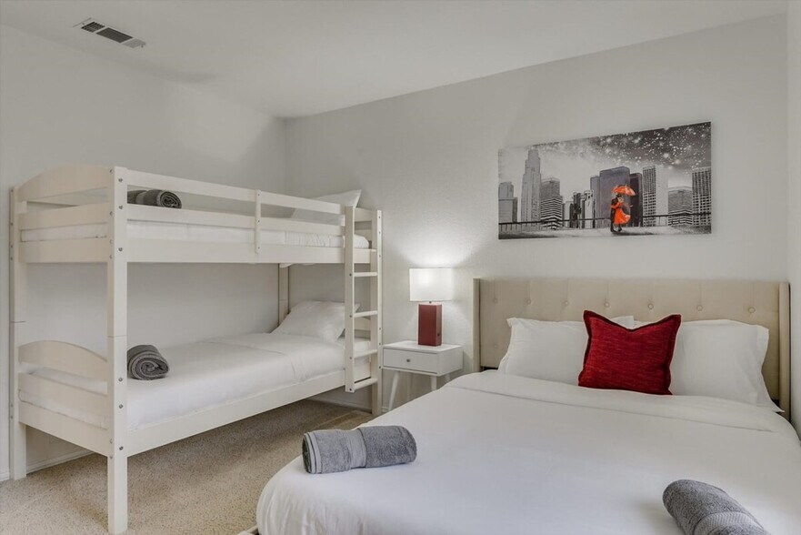 Building Photo - 7007 Longmeadow Dr