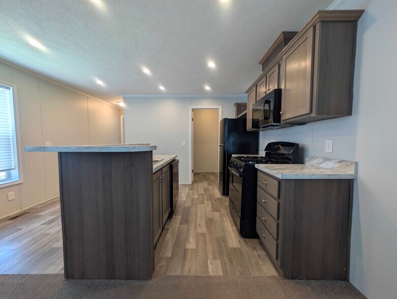 Building Photo - 15929 Villaire Ave
