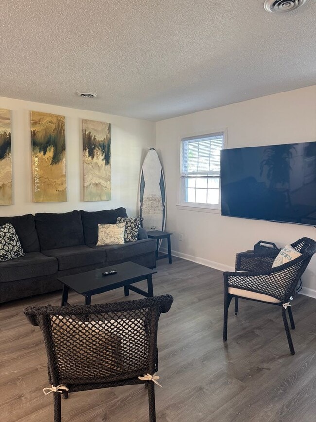 Building Photo - FULLY FURNISHED Wooded Oak Island area  3 Bed/1 Bath