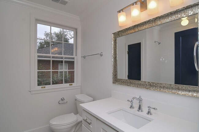 Building Photo - Beautiful 3 bedroom/2 bath house in highly desirable Shandon location! Available June 2026!