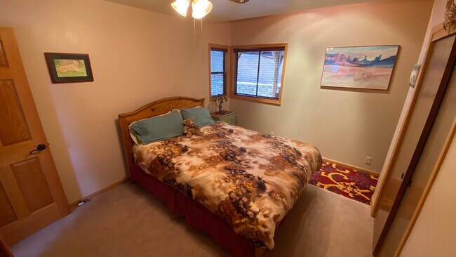 Bedroom 3 Queen - 26927 Manzanita Ct