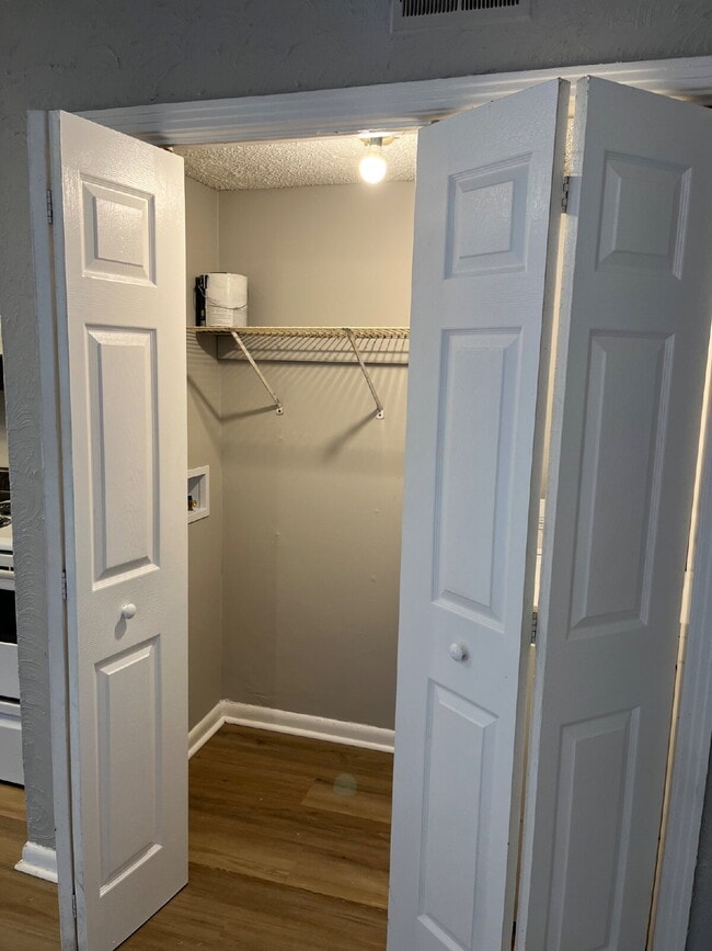 Building Photo - 2 Bedrooms 1 1/2 Baths Townhouse Minutes To Downtown Nashville, Tn ONE MONTH OF FREE RENT!
