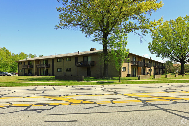 Primary Photo - Mentor Square Apartments