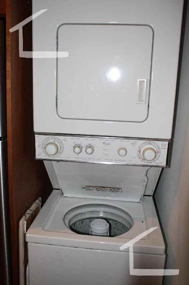 Building Photo - 3Br/1Bth apartment in Boston! Great location! Laundry in UNIT!