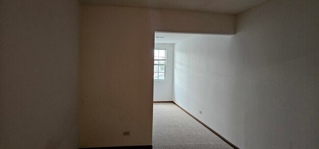 Building Photo - 301 Village Creek Dr