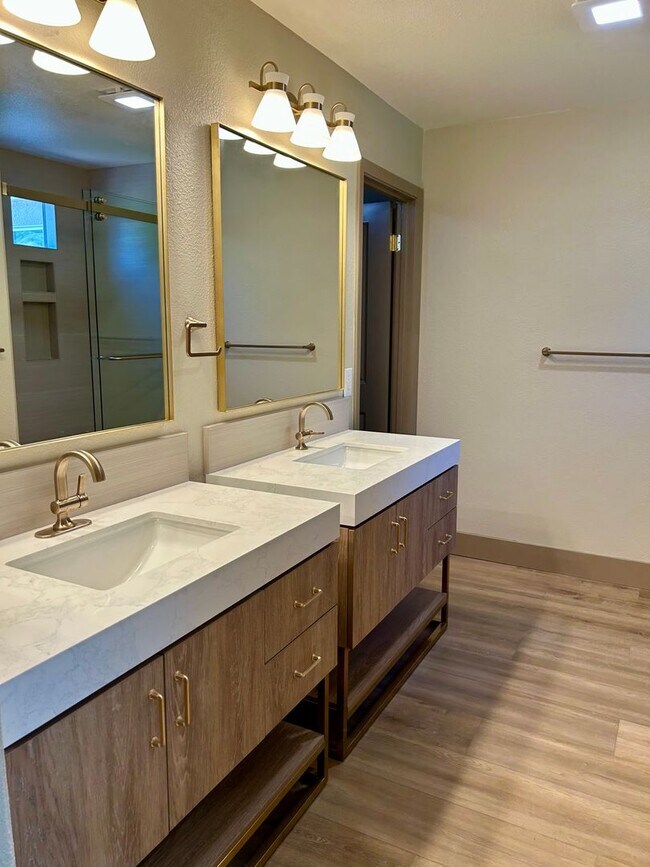 Building Photo - Remodeled and Comfortable Townhome