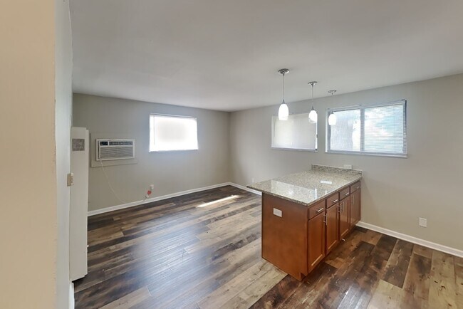 Building Photo - 107 E 16th Ave