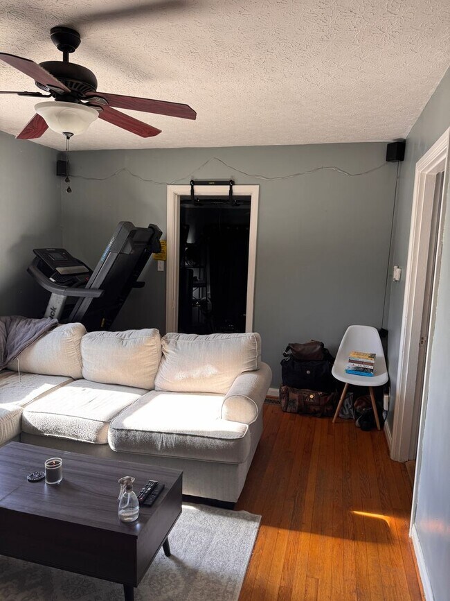 Building Photo - 2 Bedroom with Possible 3rd || 1 Bathroom - Single Family Home