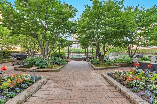 Building Photo - 400 N La Salle Dr