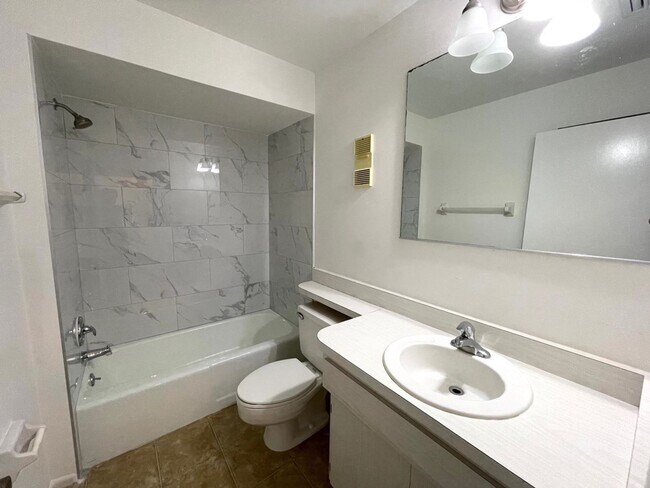 Building Photo - Spacious 2Bed/2Bath Condo for Rent!! Sarasota