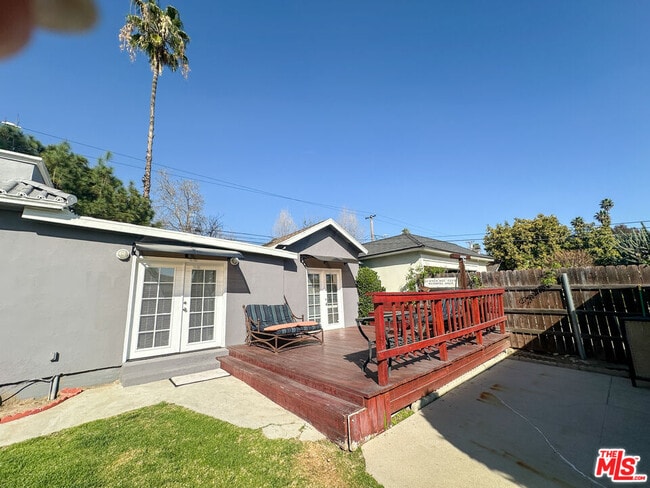 Building Photo - 1413 Paloma St