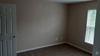 Building Photo - Beautiful three bedroom two-and-a-half bat...
