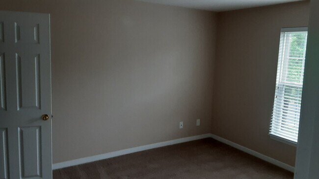 Building Photo - Beautiful three bedroom two-and-a-half bat...
