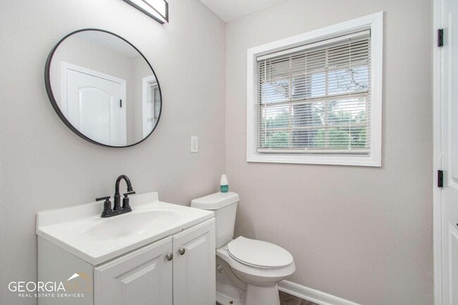 Building Photo - 2243 Oak Cir