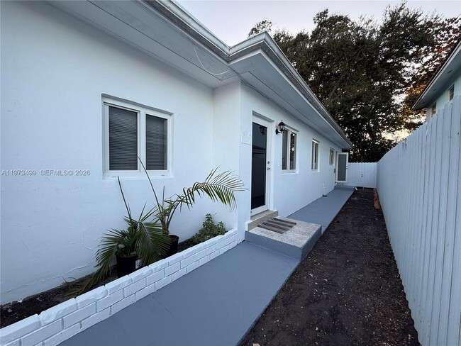 Building Photo - 1122 NW 32nd Ct