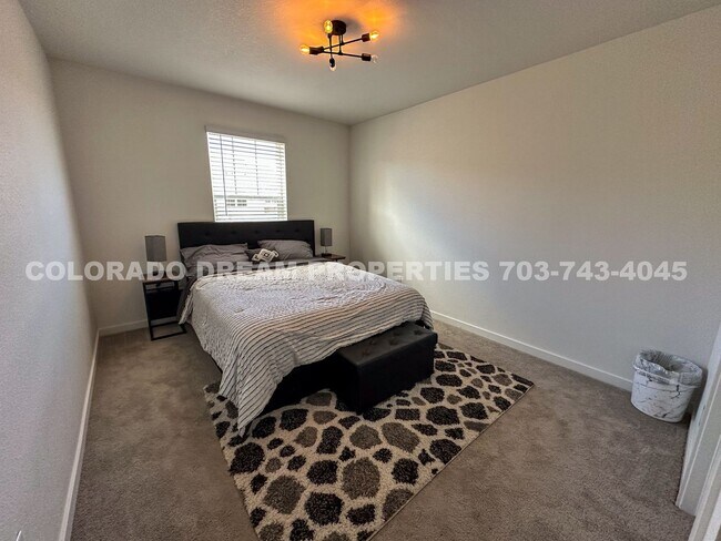Building Photo - Luxurious fully-furnished home in Dove Vil...