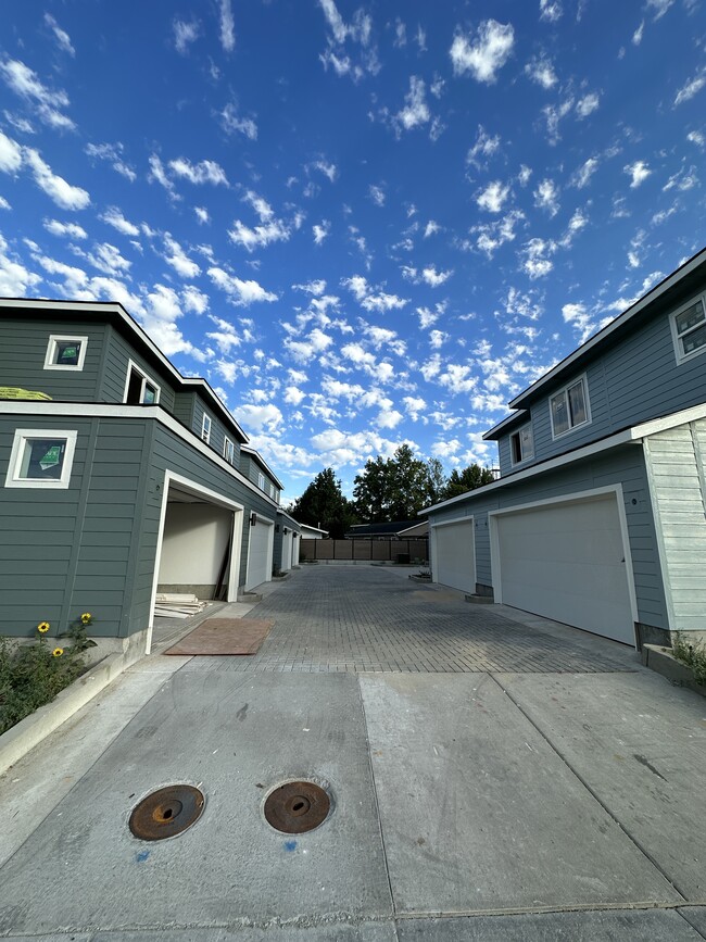 Building Photo - 522 E Heron Park St