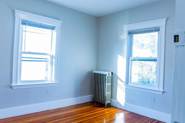 Building Photo - 204 Maple St