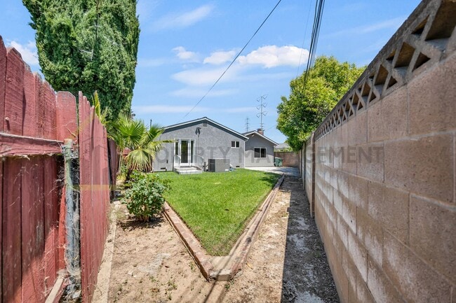 Building Photo - Charming 3-Bed Ranch Home with room for 4t...
