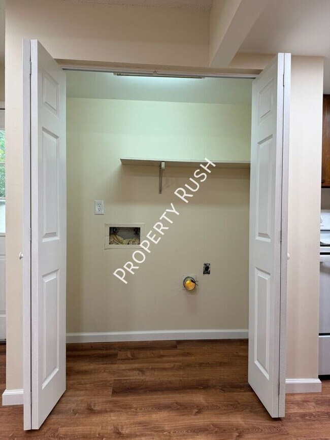 Building Photo - 1511 Rustic Dr