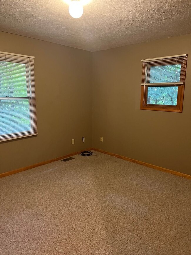 Building Photo - 2 BEDROOM HOME NEAR SPIDER LAKE