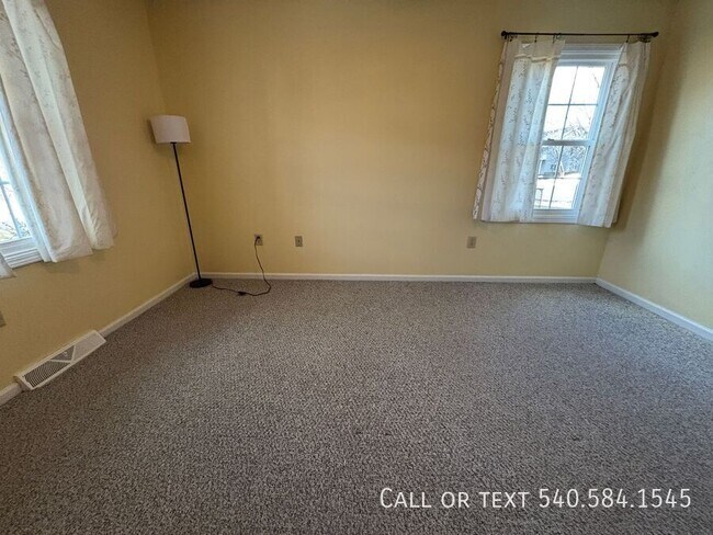 Building Photo - 136 Grimes St