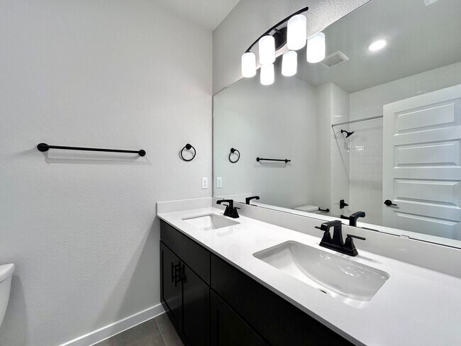 Building Photo - Modern 5/BR 4/BA with Stylish Finishes, Sp...